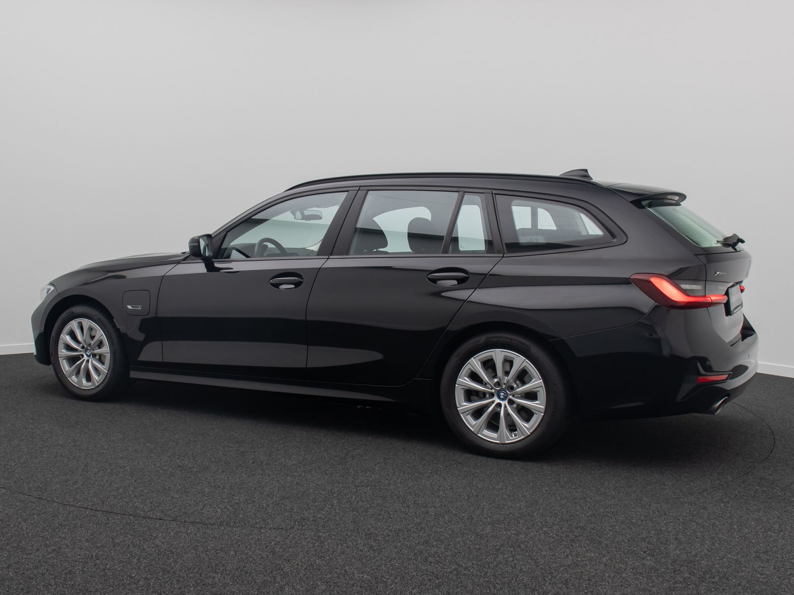 Fahrzeugabbildung BMW 330e xD Laser HUD DAB AHK Alarm Sport HiFi