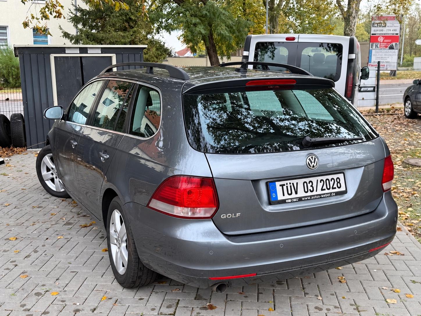 Volkswagen Golf 2010 — салон