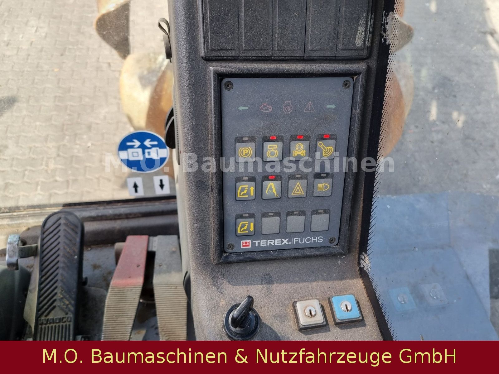 Fahrzeugabbildung Fuchs MHL 335 / ZSA /AC/ Hochfahr.Kabine/Magnetanlage