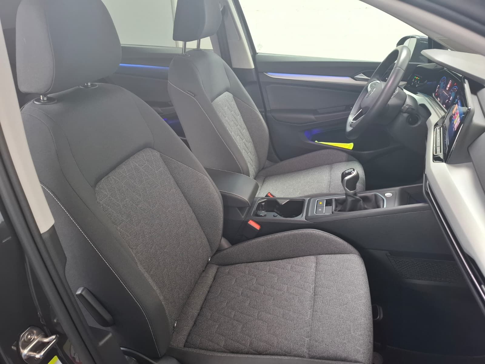 Fahrzeugabbildung Volkswagen Golf VIII Lim. Move 1,0 TSI +Kamera +Sitzheizung