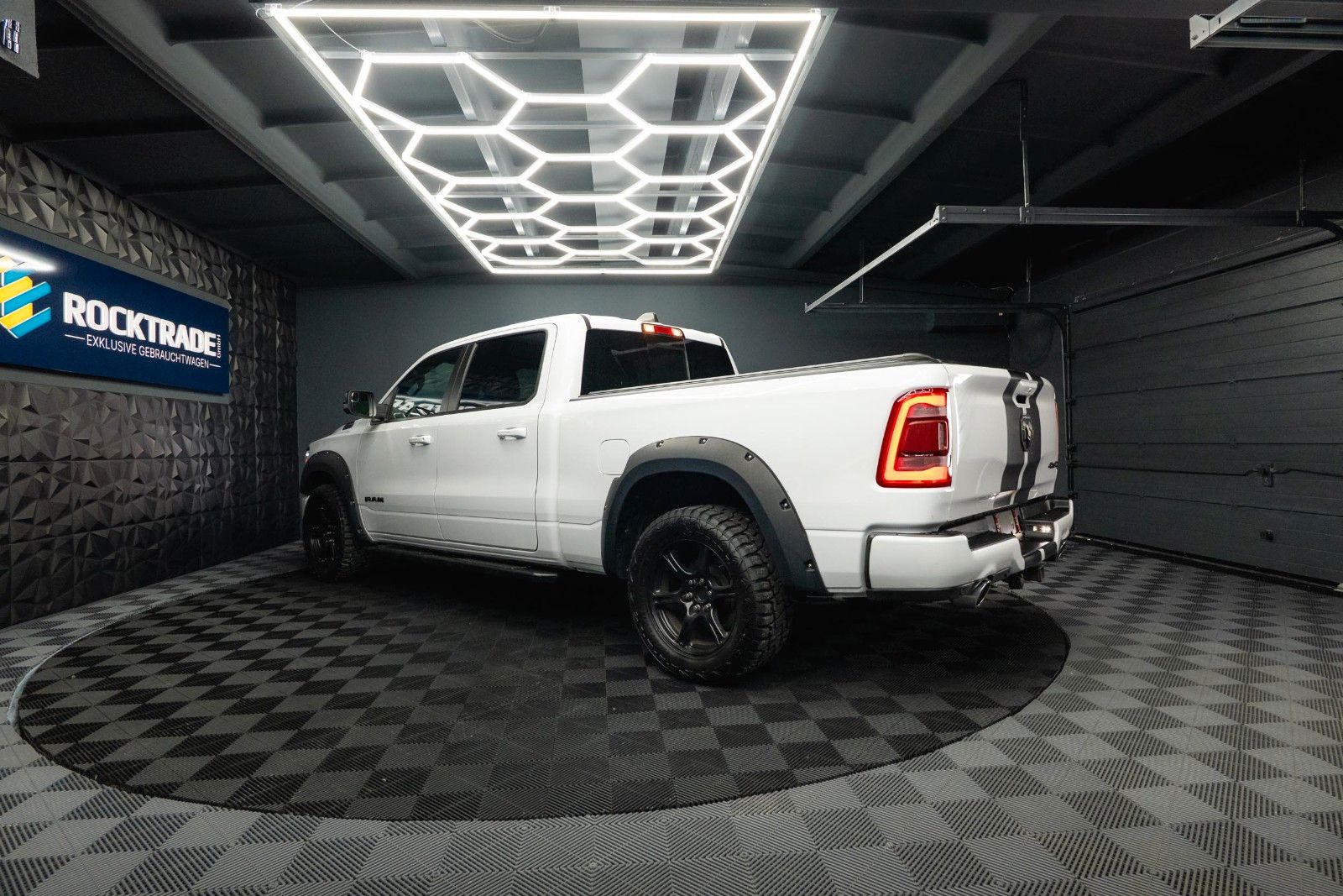 Fahrzeugabbildung Dodge RAM 5.7 V8 HEMI 4x4 OFFROAD Night-Paket LONGBED