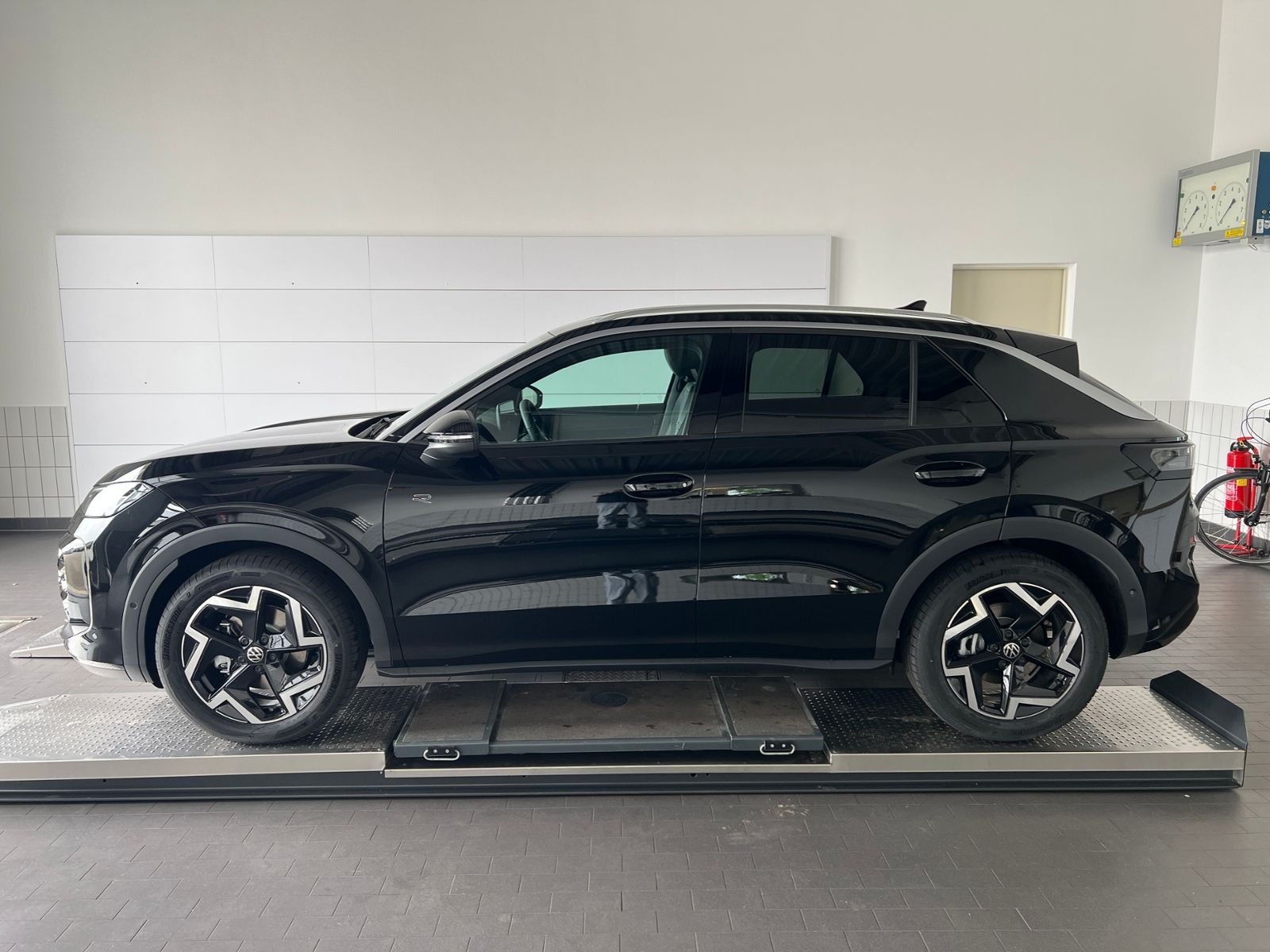 Fahrzeugabbildung Volkswagen T-Roc R-Line 1.5 eTSI DSG *AHK, LED, ACC, 18"-LM