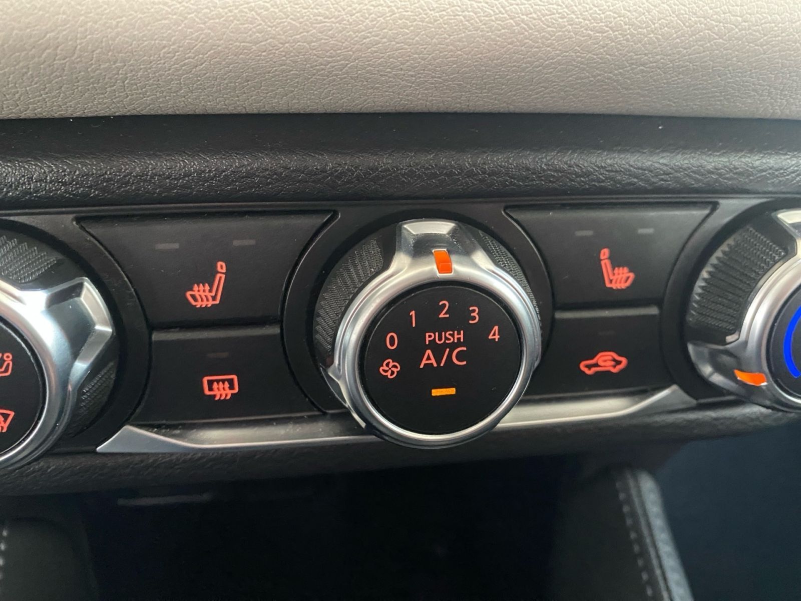 Fahrzeugabbildung Nissan Micra 1.0 IG-T Kiiro*Navi*DAB*Alu*Sitzhg*PDC*+WR