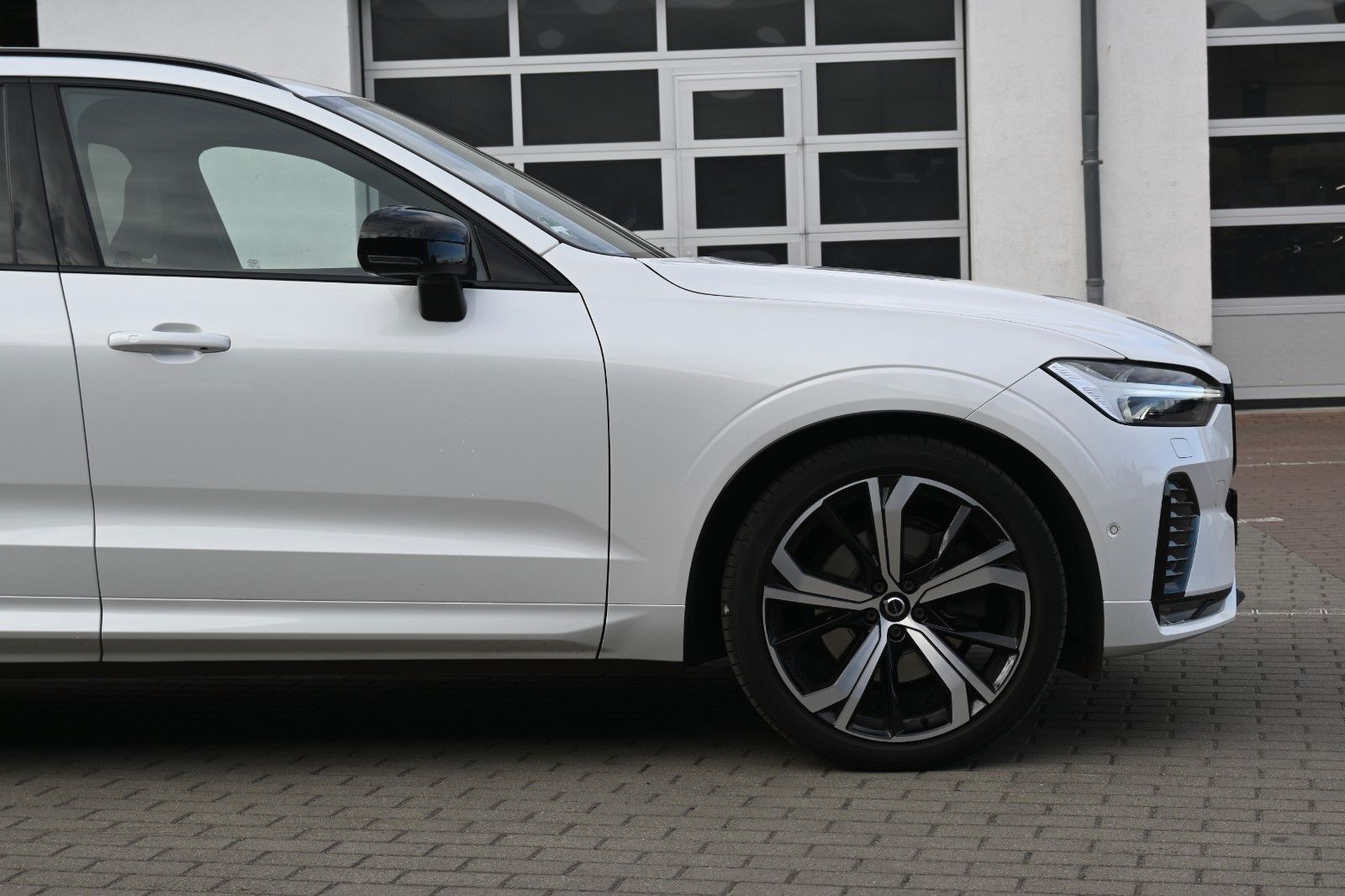 Fahrzeugabbildung Volvo XC60 B4 Ultimate Dark AWD*LUFT*360°*SDTHZG*LED