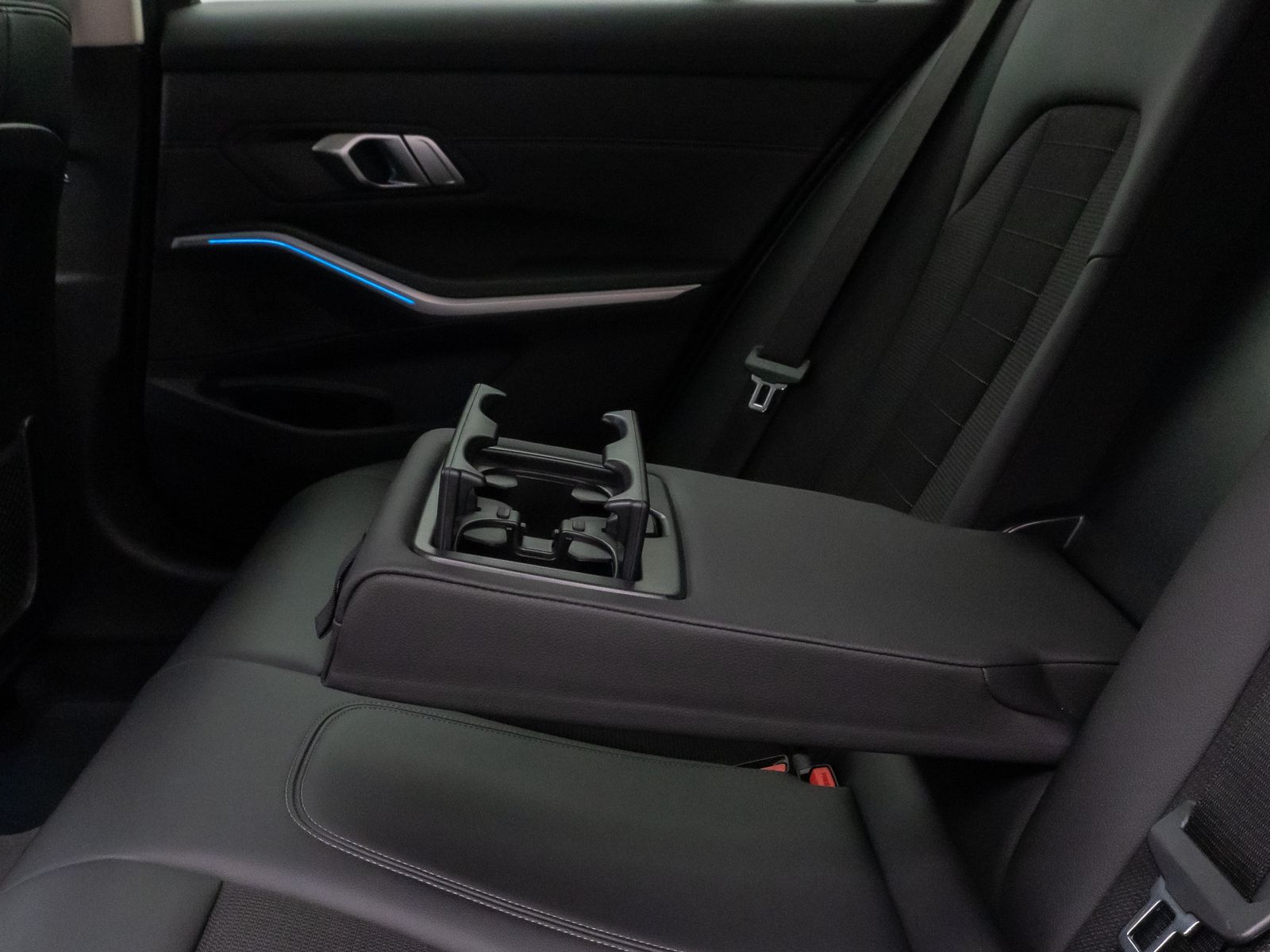 Fahrzeugabbildung BMW 330e SportLine Laser Kamera HUD DAB HiFi Komfort