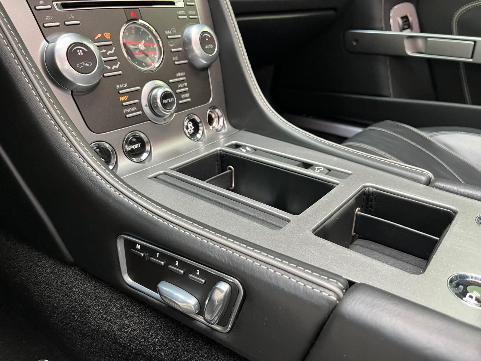 Fahrzeugabbildung Aston Martin Virage Volante V12