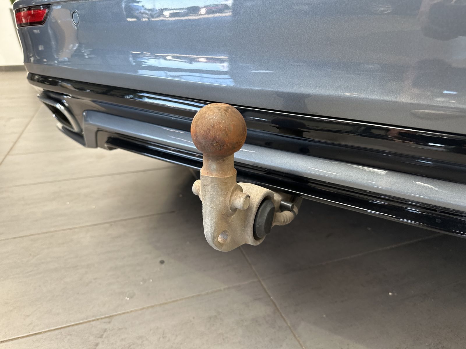 Fahrzeugabbildung Volvo V60 T8 AWD Twin Engine R-Design NAV+LED+AHK+360°