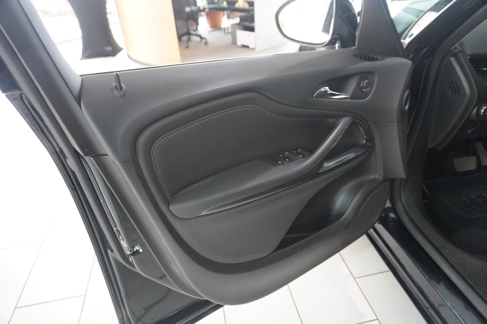 Fahrzeugabbildung Opel Zafira Tourer 1.4T INNOV. 7-SITZER NAVI/KAMERA
