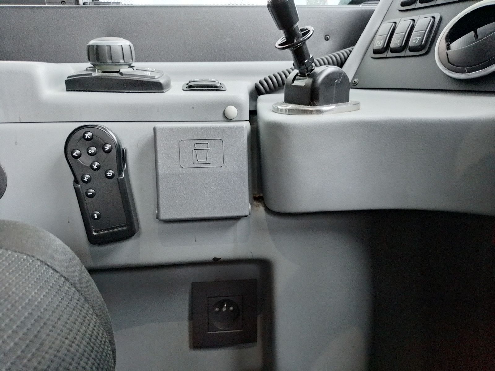 VANHOOL  2018 - Image 17 of 50