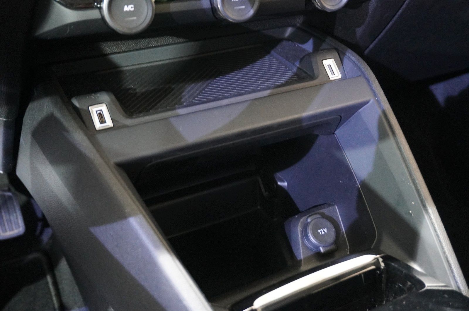 Fahrzeugabbildung Citroën C4 Lim. 1.2T PLUS NAVI/LED/KAMERA/SPORT /VIR/DAB