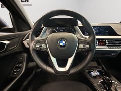 BMW 118  i Advantage LED NAVI PDC AHK Panorama