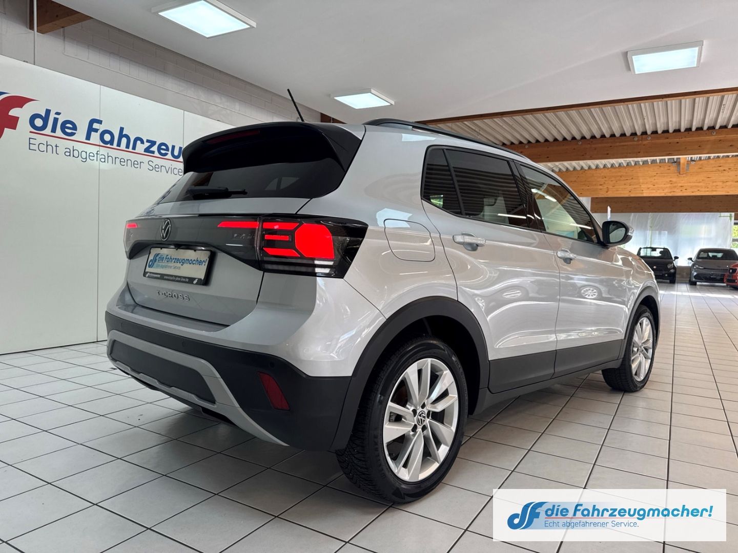Fahrzeugabbildung Volkswagen T-Cross 1.0 TSI 85 kW Life Digitales Cockpit LED