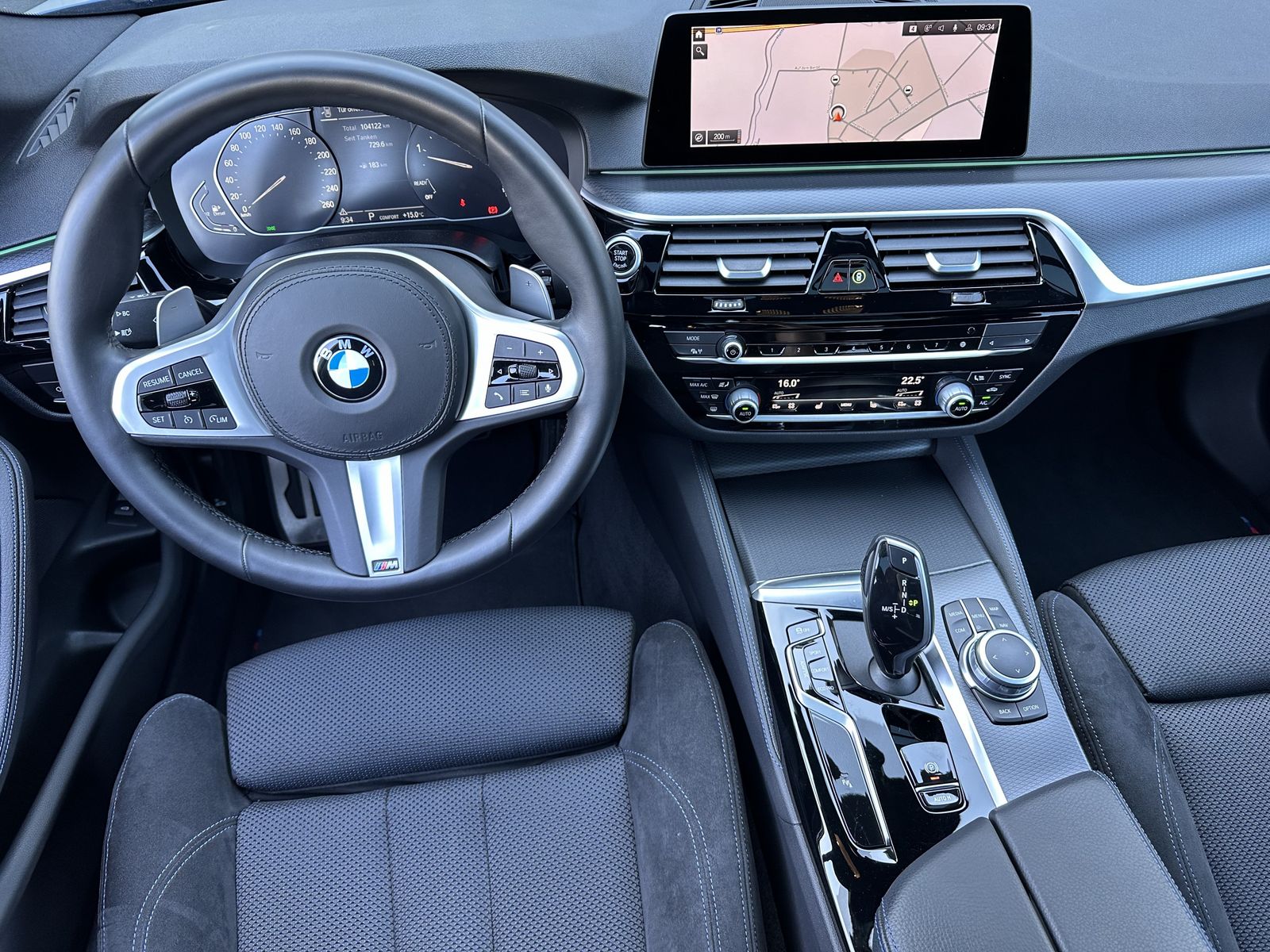 Fahrzeugabbildung BMW 520d Touring M-Sport NAV+LED+PANO+KAMERA+19ZOLL