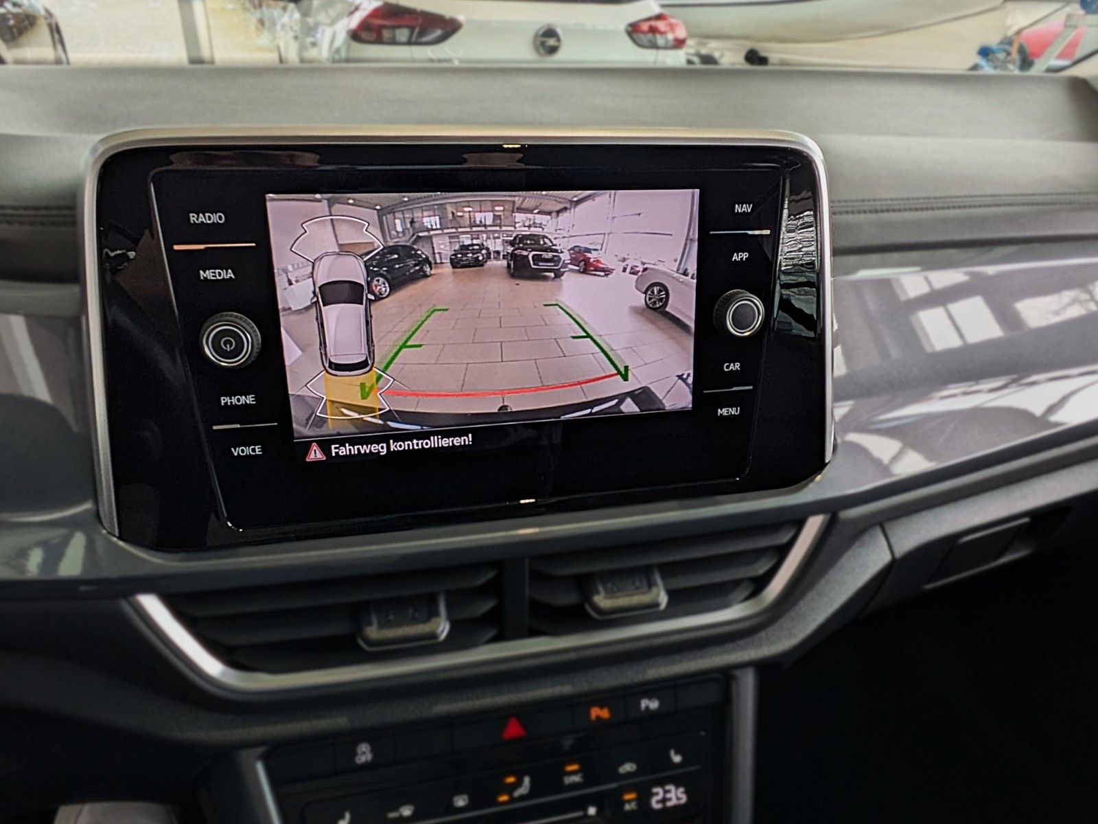 Fahrzeugabbildung Volkswagen T-Roc 2.0 TDI STYLE NAVI SHZ ACC LED CAM AHK