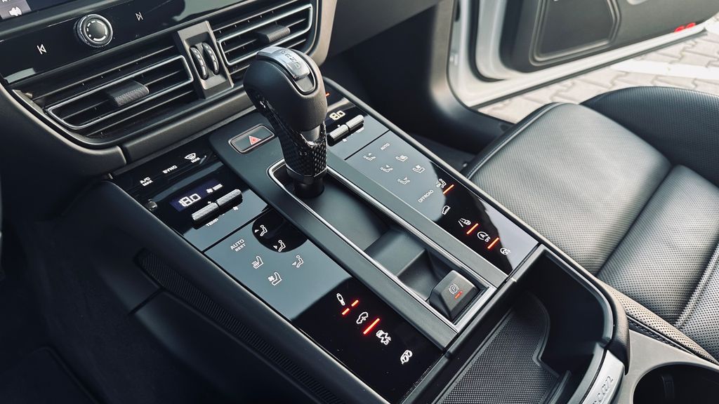 PORSCHE Macan 2024