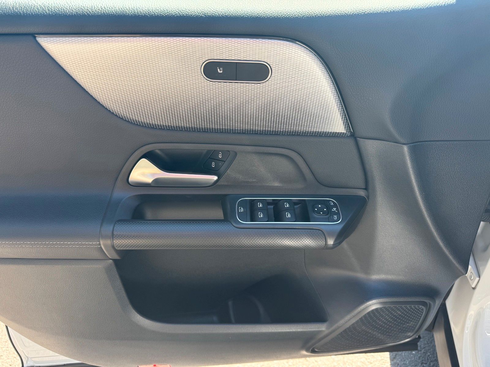 Fahrzeugabbildung Mercedes-Benz GLB 180 Style+Distronic+RKamera+Vollleder