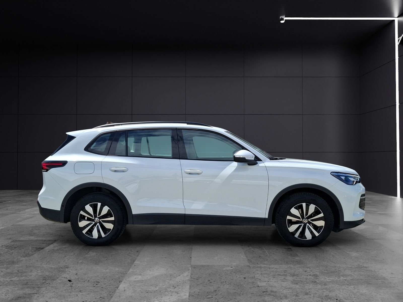 Fahrzeugabbildung Volkswagen Tiguan eTSI Life DSG LED AHK Navi AID ACC RFK SH