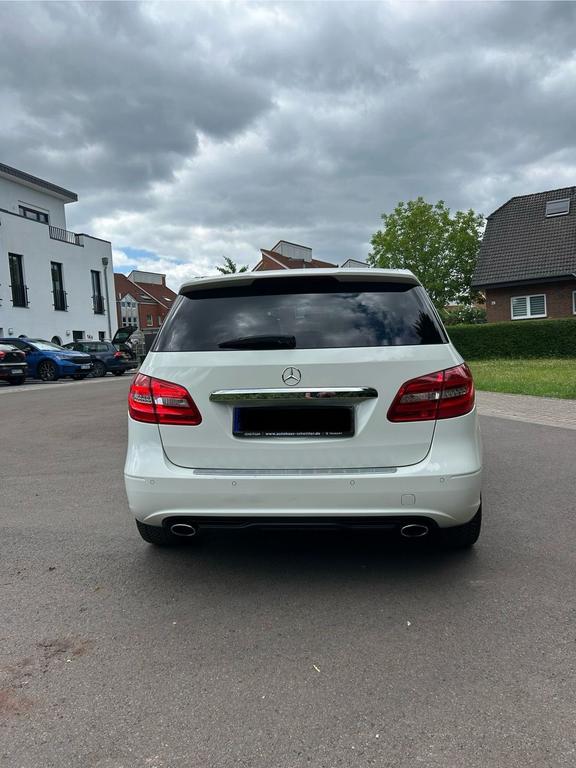 Mercedes-Benz B 180