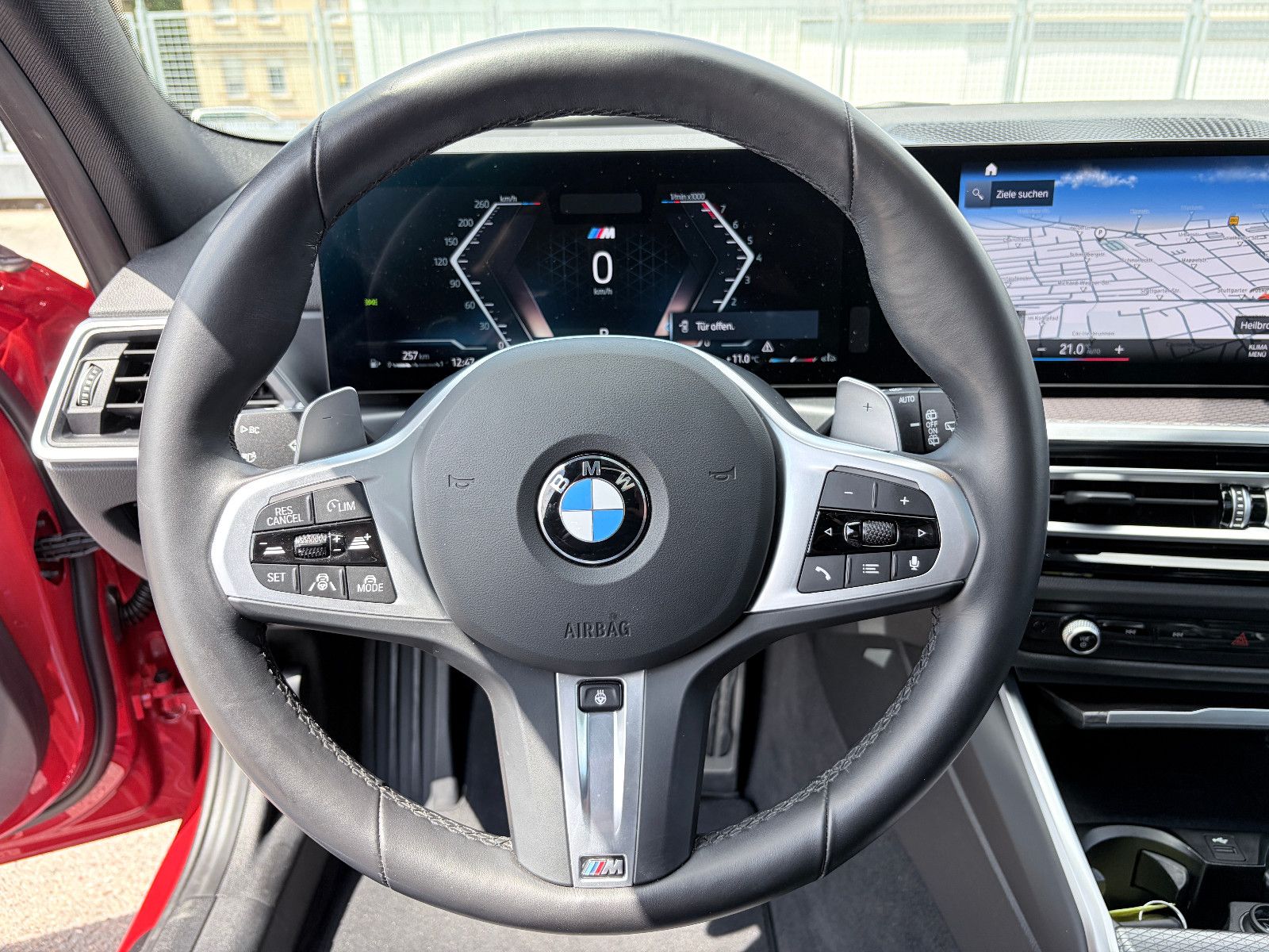 BMW 320 i Aut M Sport PANO/AHK/HUD/360°/STANDHEIZUNG foto 24