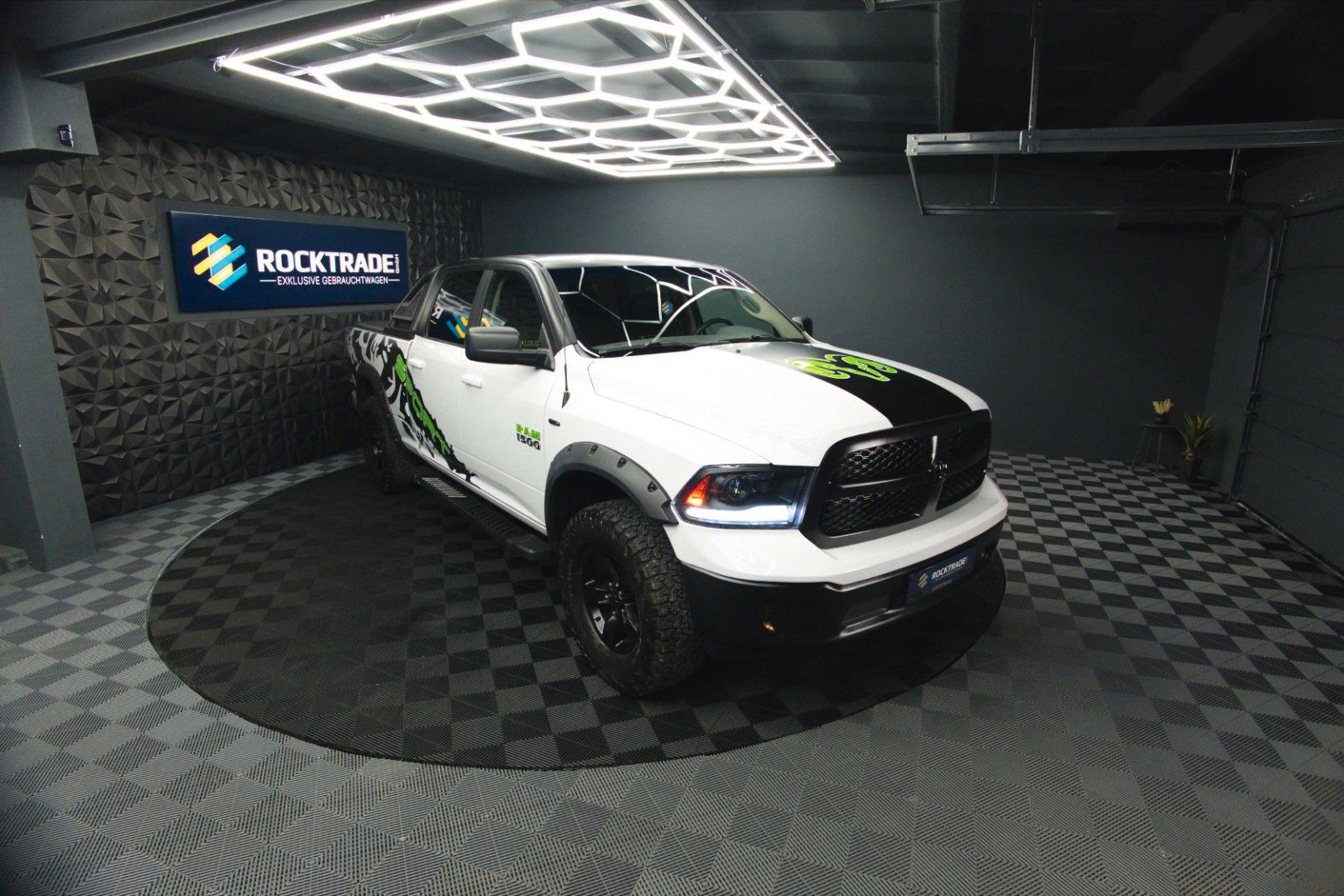 Fahrzeugabbildung Dodge RAM 5.7 V8 HEMI 4x4 OFFROAD Night-Paket LONGBED