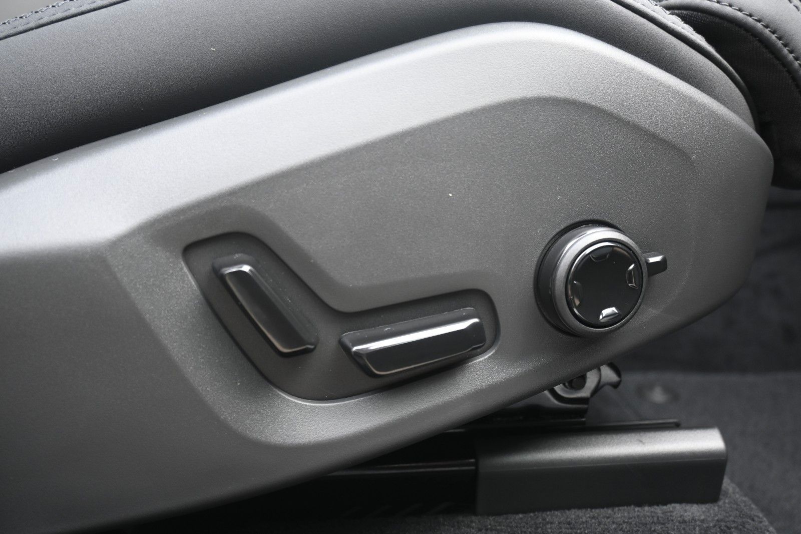 Fahrzeugabbildung Volvo XC60 Recharge T6 AWD Plus Dark