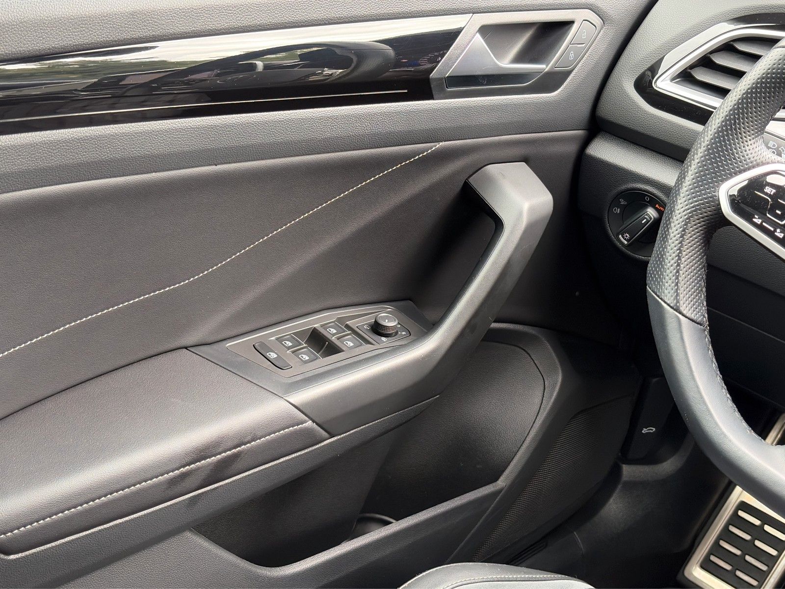 Fahrzeugabbildung Volkswagen T-Roc R-Line 4M*DSG*SHZ*LED*NAVI***