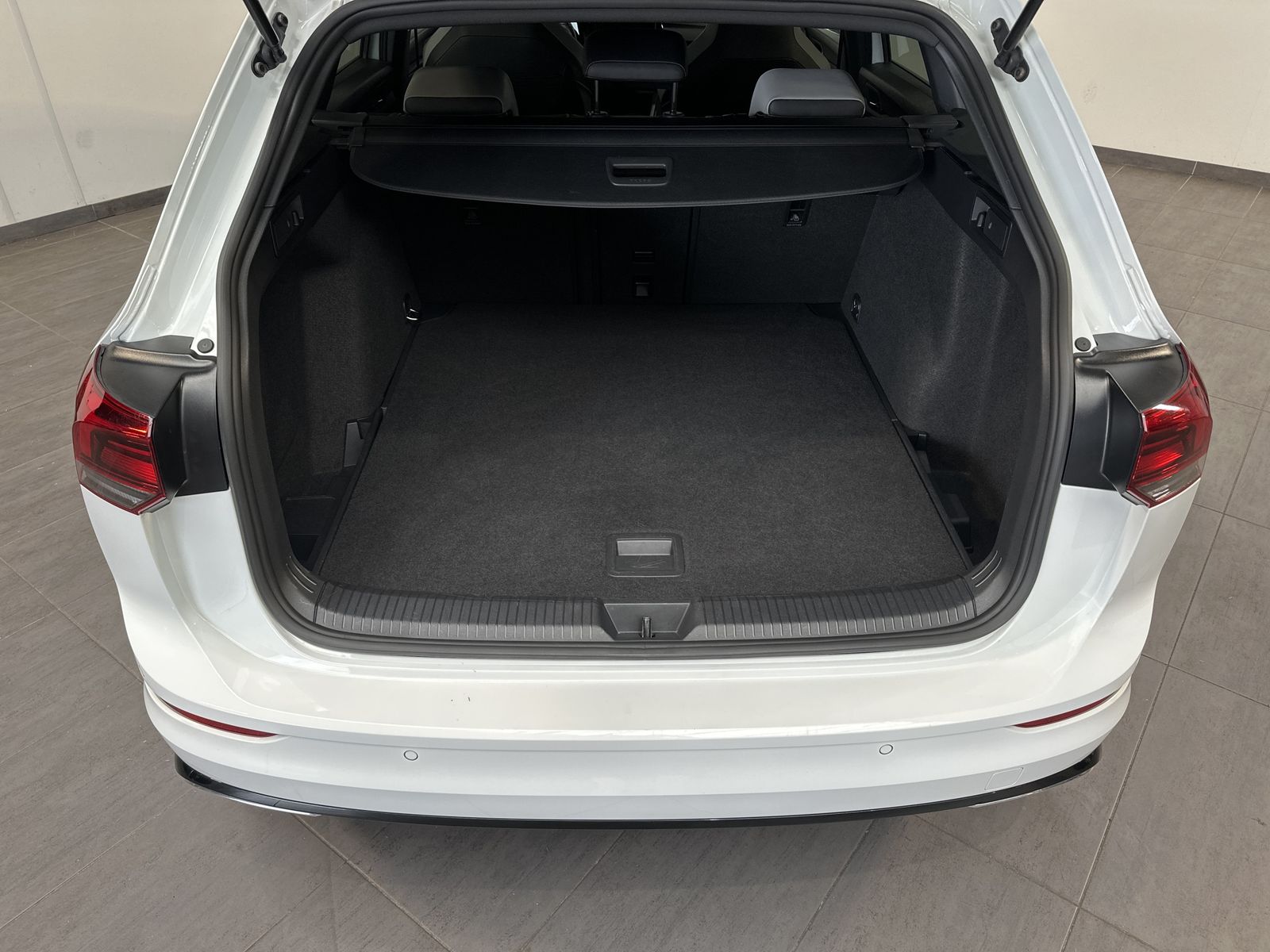 Fahrzeugabbildung Volkswagen Golf Variant 2.0 TDI DSG R-Line NAV+LED+H&K+ACC