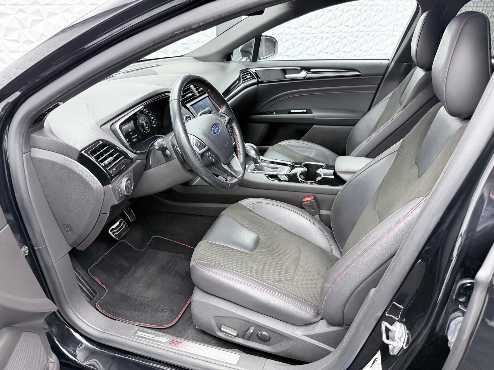 Fahrzeugabbildung Ford 1.5 ECOBOOST ST-LINE/SONY/R-CAM/KEYL/NAV/MEMORY