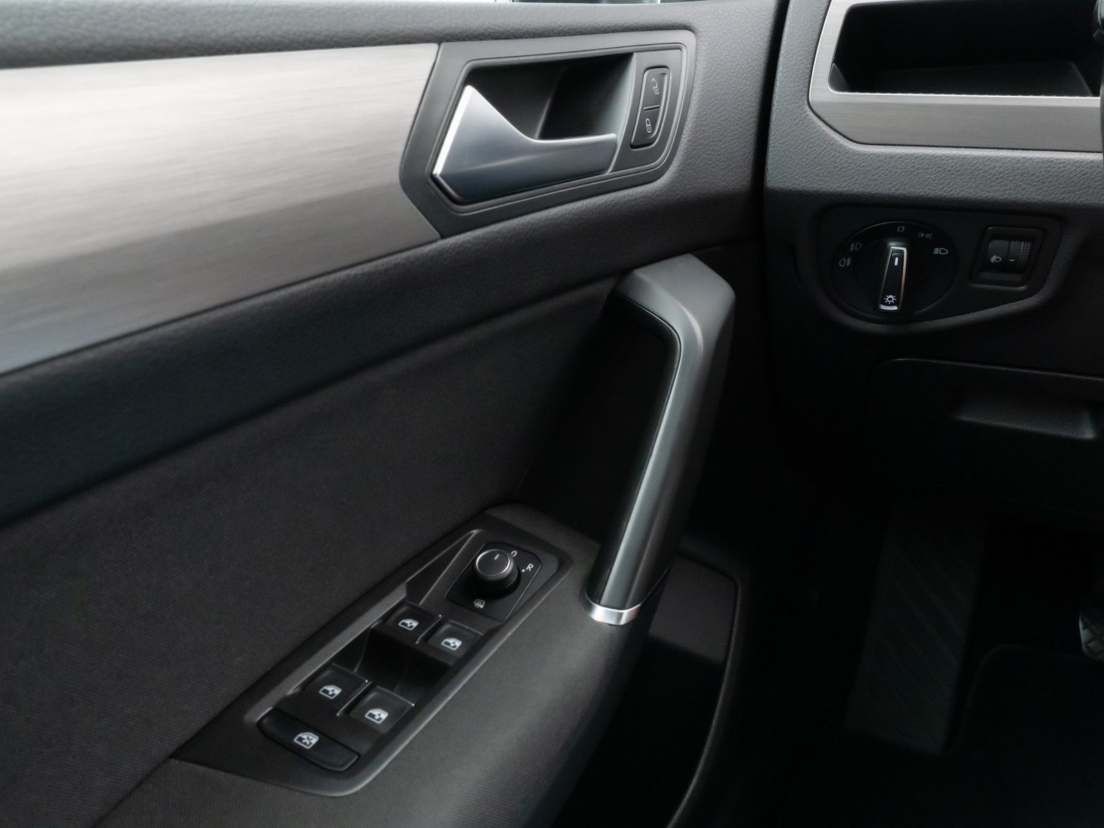 Fahrzeugabbildung Volkswagen Touran 2.0 TDI BMT Navi Stzhz ACC PDC AHK 8fach