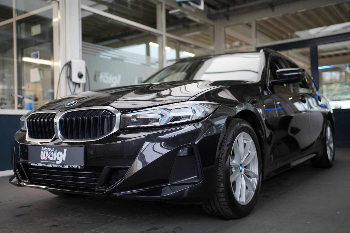 Fahrzeugabbildung BMW 318i Touring Navi+HeadUp+Kamera+APP+LED