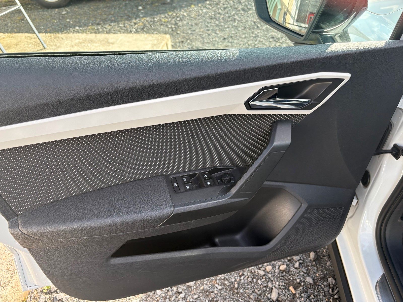 Fahrzeugabbildung SEAT Arona 1.0 Xcellence 85kW Navi SHZ PDC 1.HAND