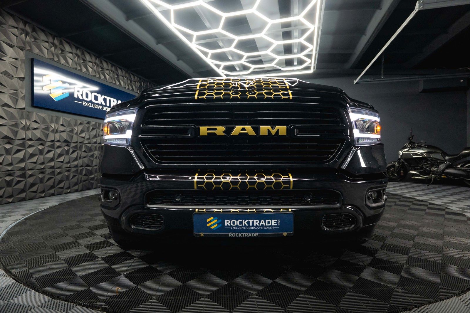 Fahrzeugabbildung Dodge RAM 5.7 V8 HEMI 4x4 OFFROAD Night GOLD EDITION