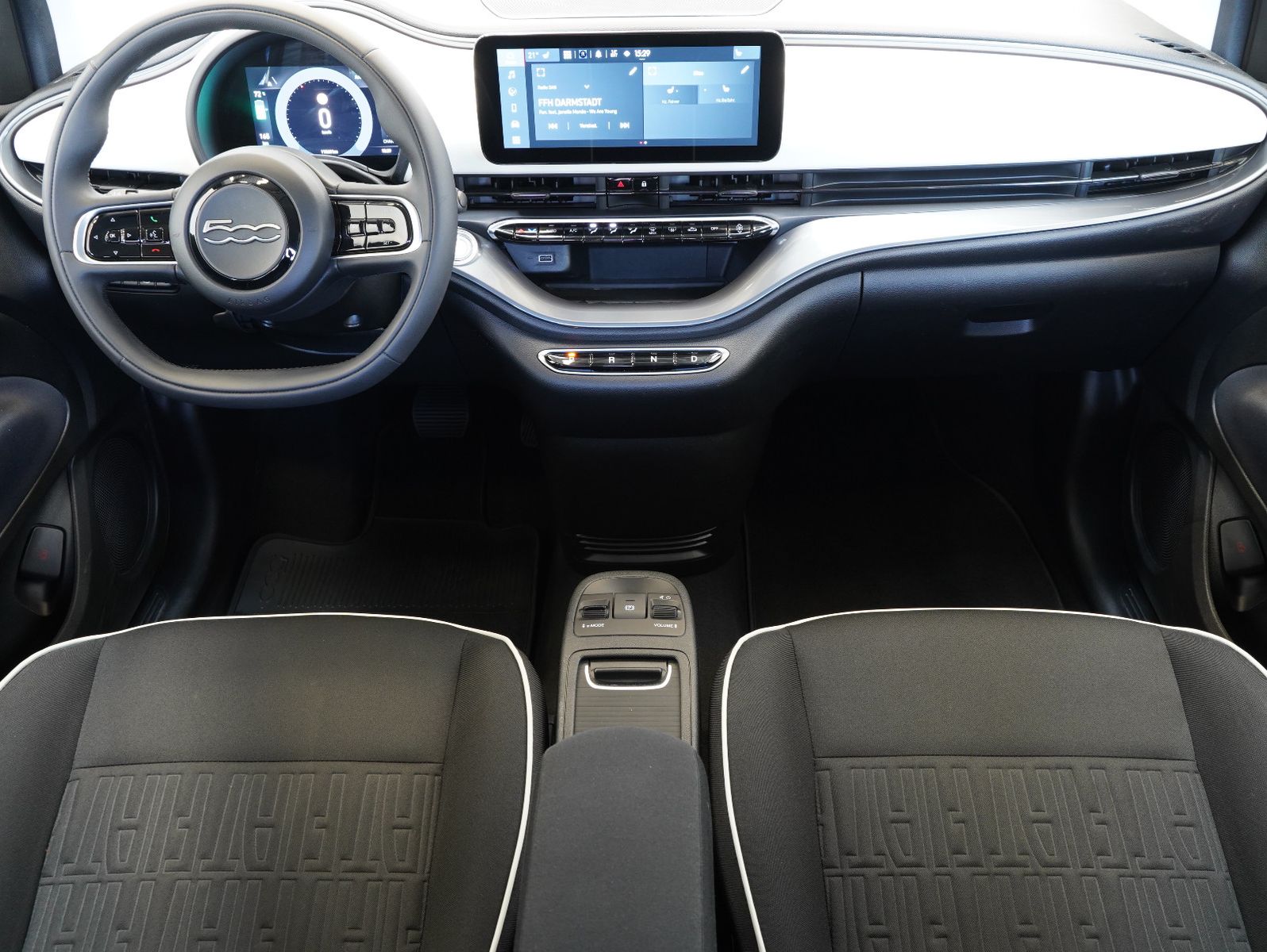 Fahrzeugabbildung Fiat 500e 87KW/42kWh/DC-LADEN/CARPLAY/DAB/SOH/KAMERA