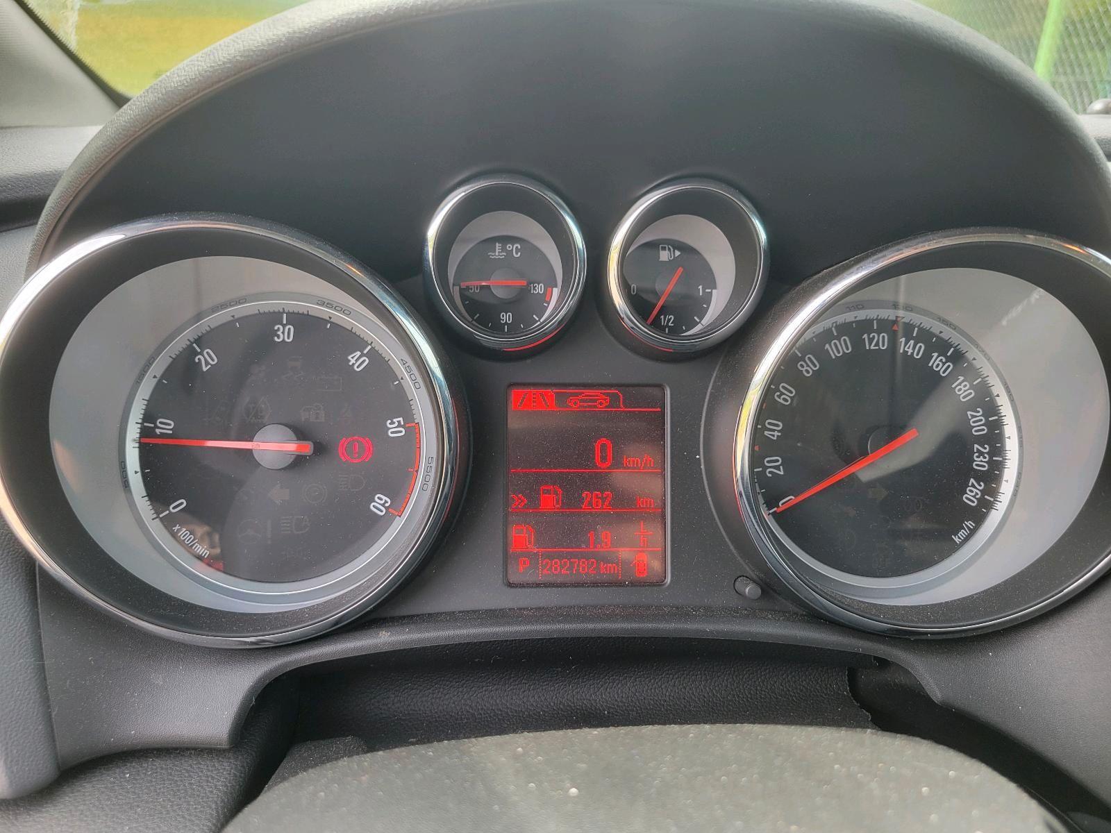 Opel Astra 2014 — photo 9