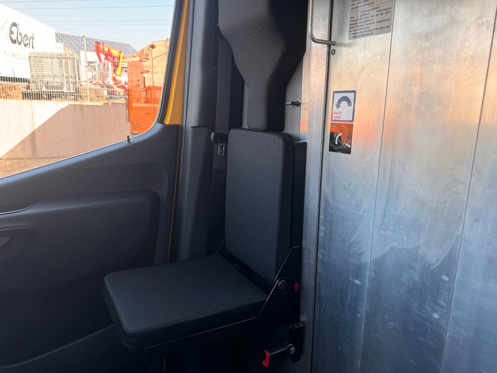Fahrzeugabbildung Mercedes-Benz eSprinter 312 DHL Regal KEP-Ausbau