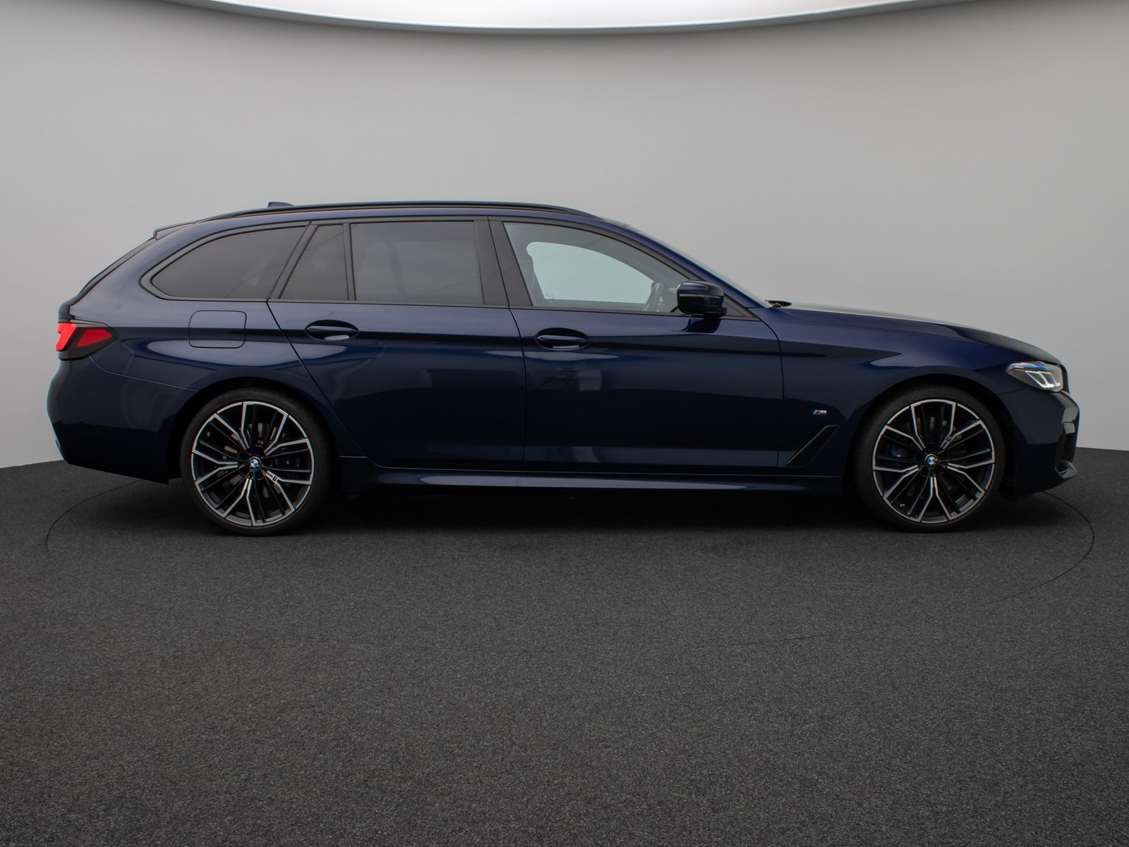 Fahrzeugabbildung BMW 540d xD M Sport Panoram Kamer HUD H/K TV Massage