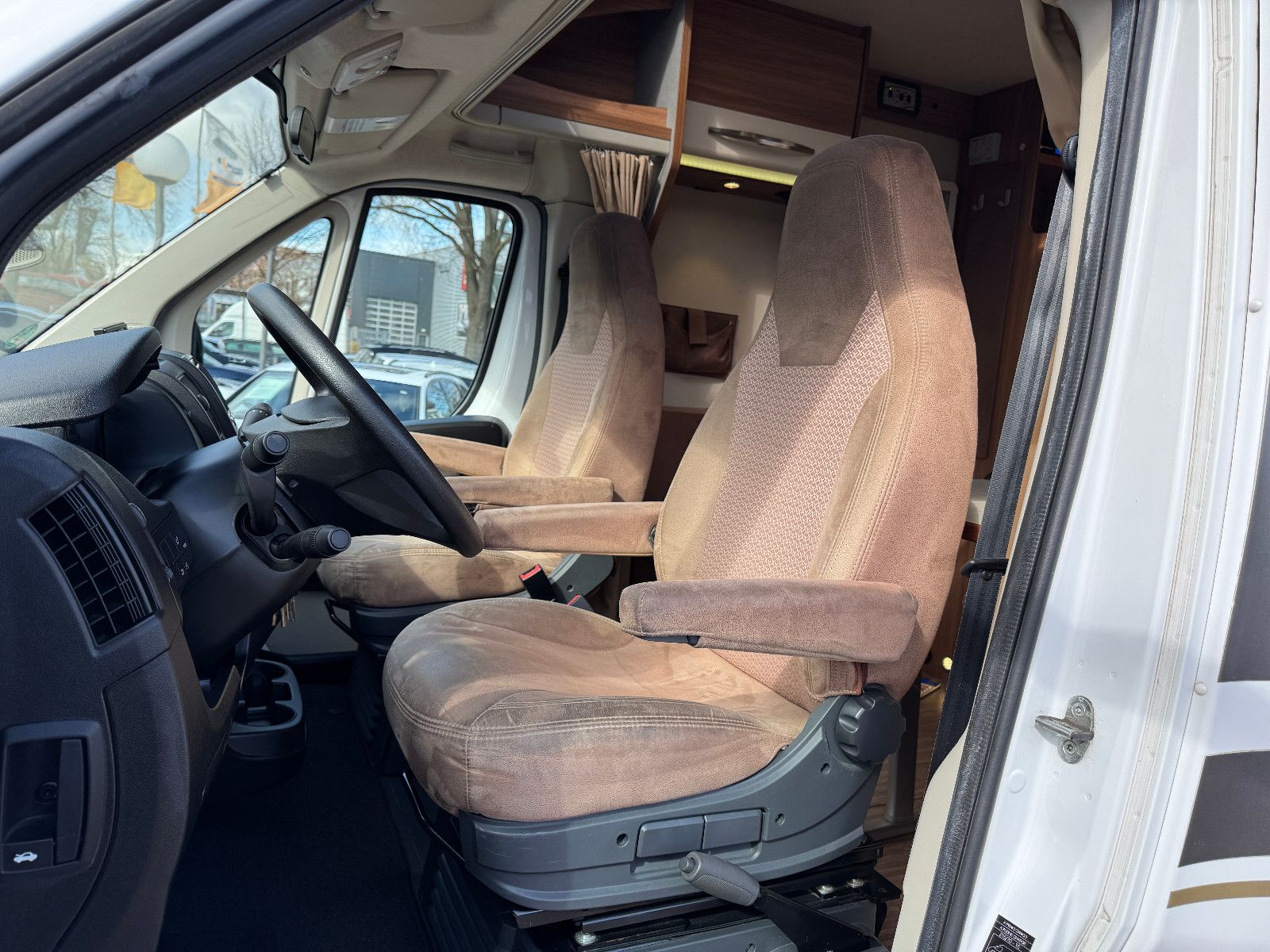 Fahrzeugabbildung Carado T 334 FIAT DUCATO AUTOMATIK SOLAR TV SAT AHK CAM
