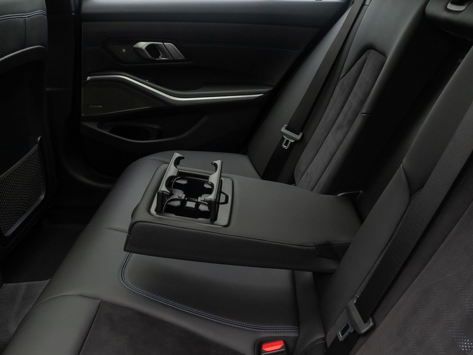 Fahrzeugabbildung BMW 320e M Sport AHK Panorama Stop&Go DAB H/K 18Zoll