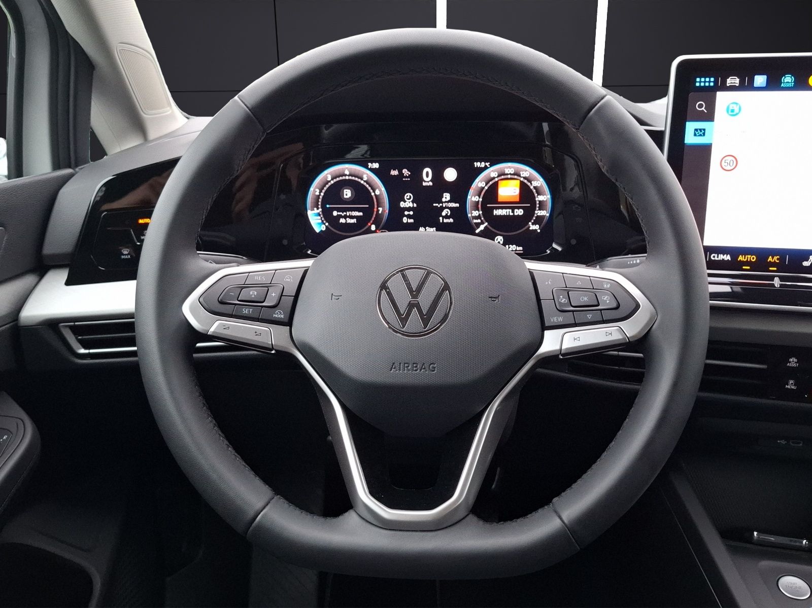 Fahrzeugabbildung Volkswagen Golf VIII TSI Life Standhzg LED Navi AID ACC RFK
