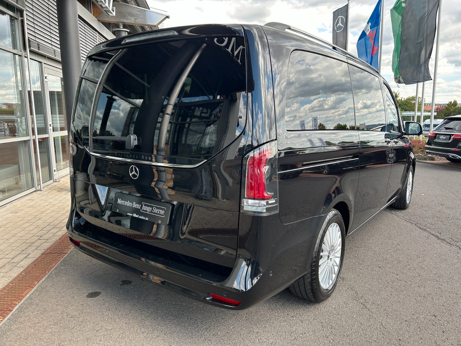 Fahrzeugabbildung Mercedes-Benz V 220 d STYLE AHK2,5to DISTRONIC 360 MULTIBEAM