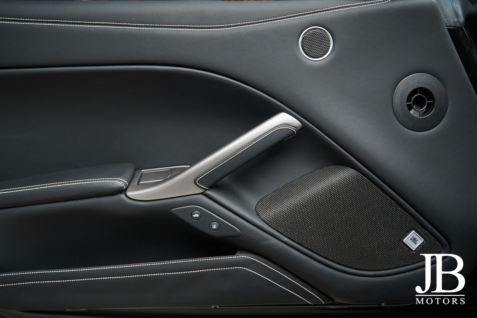 Fahrzeugabbildung Ferrari F12 Carbon Lift LED JBL Kamera Electric Seats