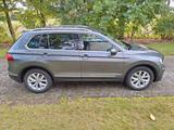 Volkswagen Tiguan 2.0 TDI SCR DSG 4MOTION Highline Highline - mit Diesel-Antrieb: Grau, Massagesitze, Geländewagen