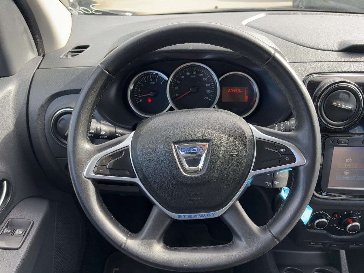 Fahrzeugabbildung Dacia Lodgy Stepway SCe 100 7-Sitzer - mit KI generiert/bearbeitet