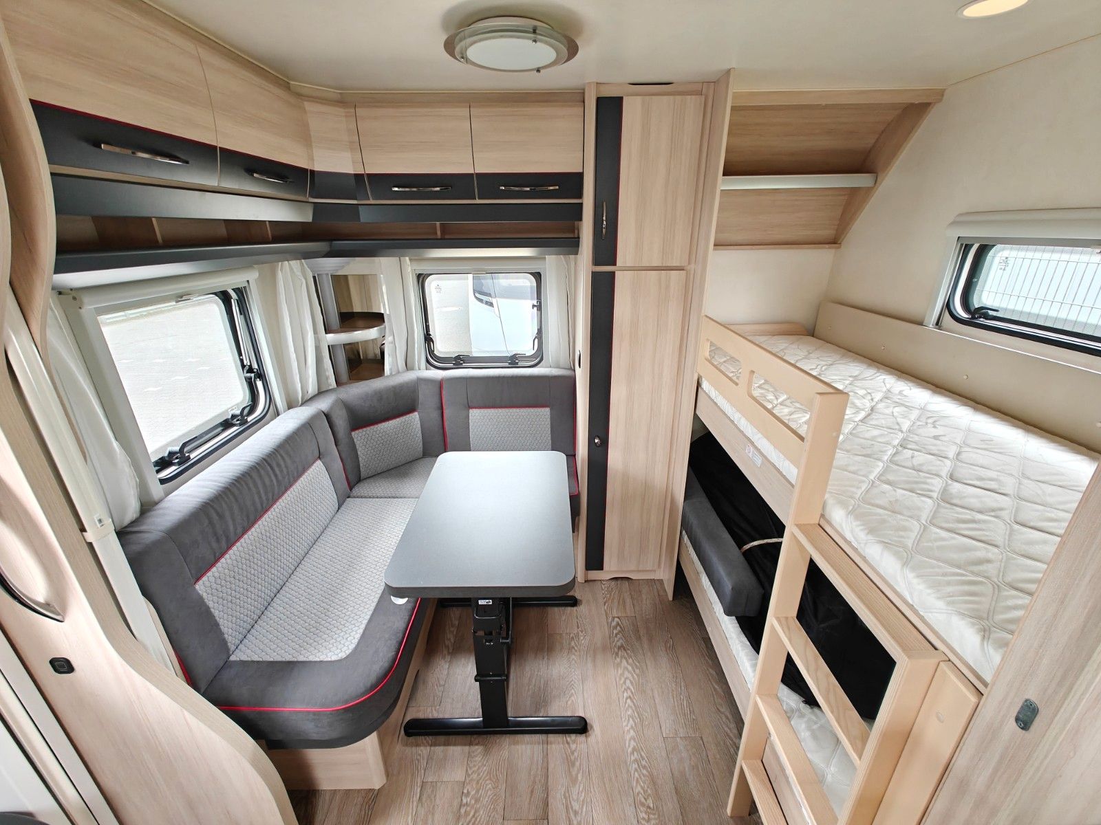 Fahrzeugabbildung Hobby De Luxe Edition 650 KMFe - Etagenbetten, 2x Sitz