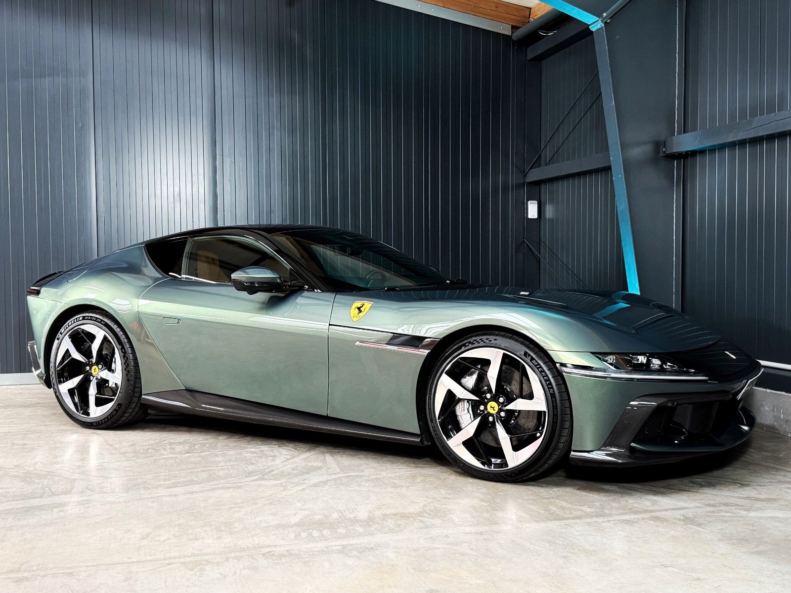 Fahrzeugabbildung Ferrari 12Cilindri + Cabon + Lift + Verde Minerale Metal