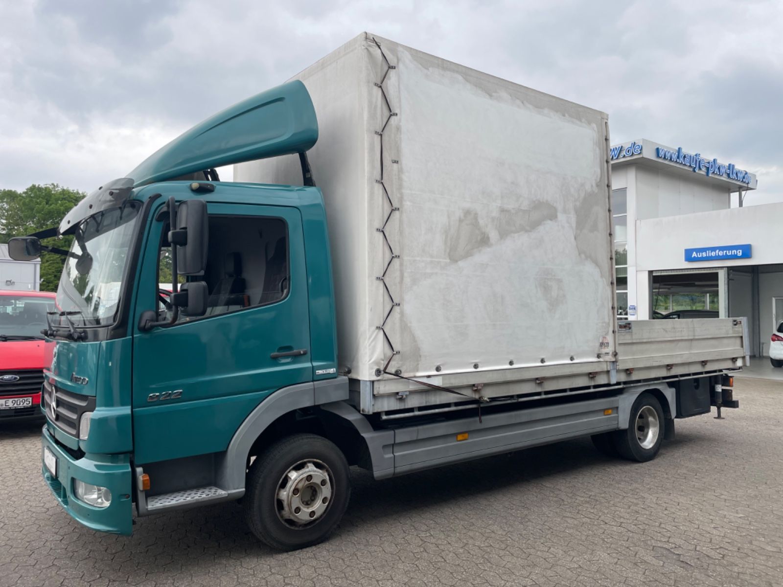 Fahrzeugabbildung Mercedes-Benz Atego 822 Pritsche Plane KRAN PALFINGER 3,3T