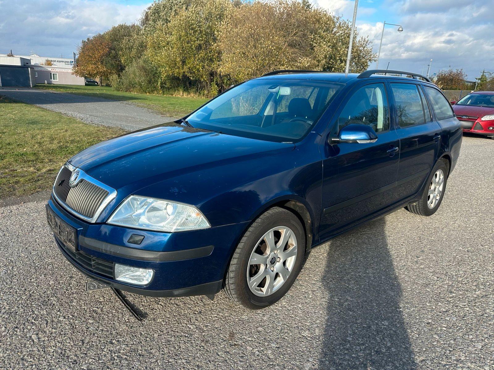Skoda Octavia 2006 — rear view