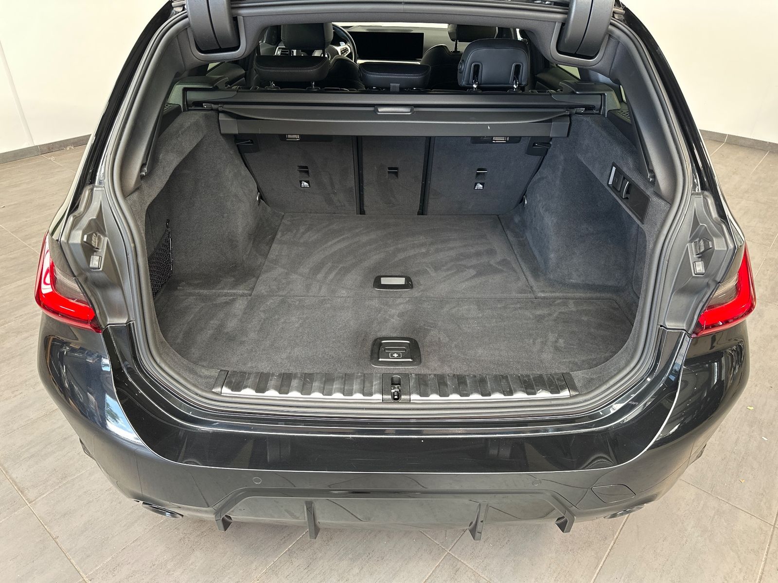 Fahrzeugabbildung BMW 320d Touring M-Sport NAV+LED+PANO+SHZ+PDC+DAB