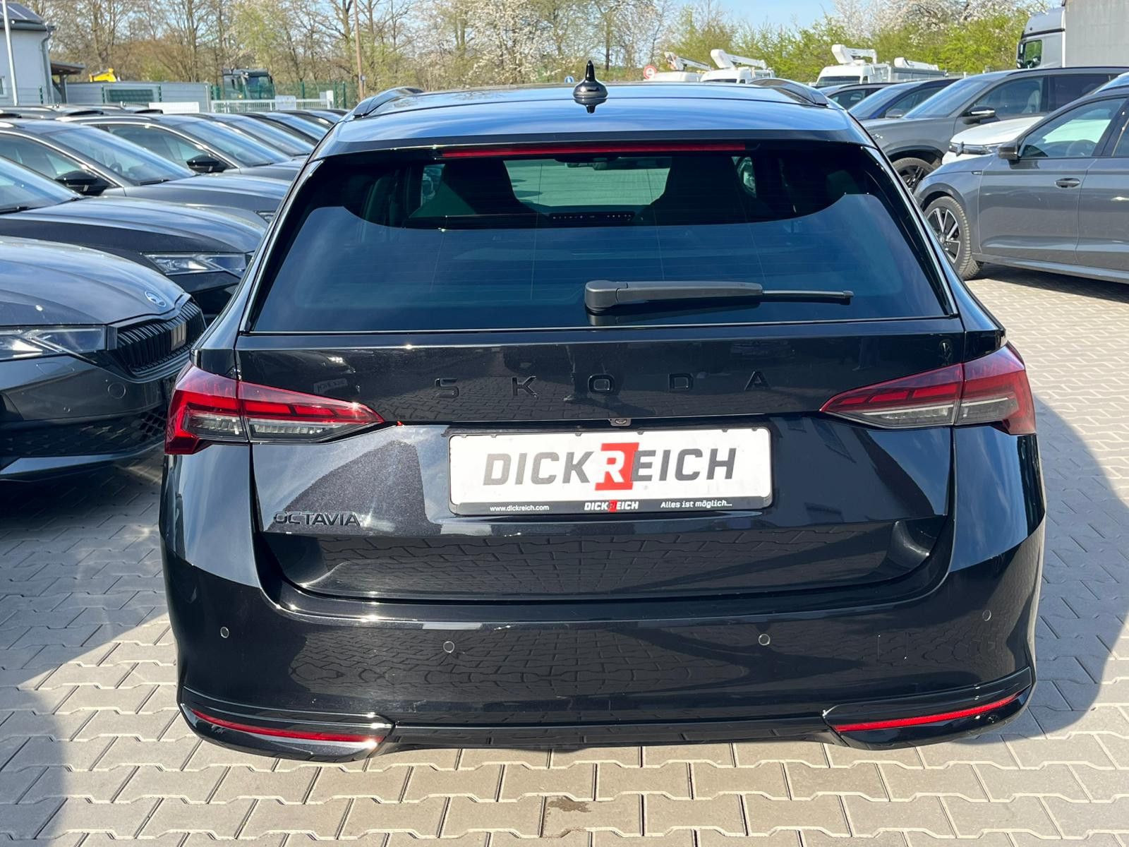Fahrzeugabbildung SKODA Octavia 1.5 DSG Sportline PANO*MATRIX*AHK*5J.GAR