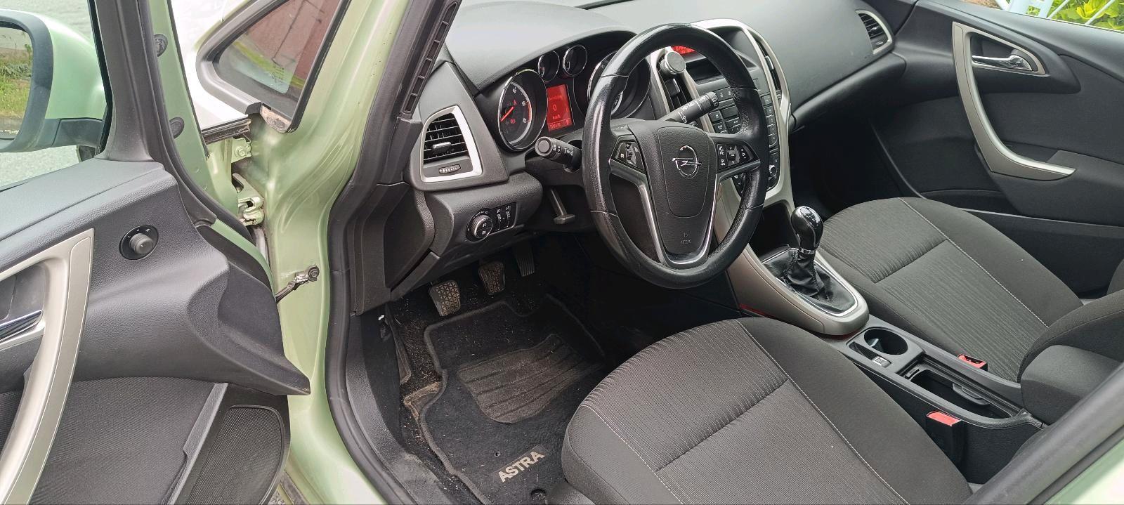 Opel Astra 2011 — photo 6